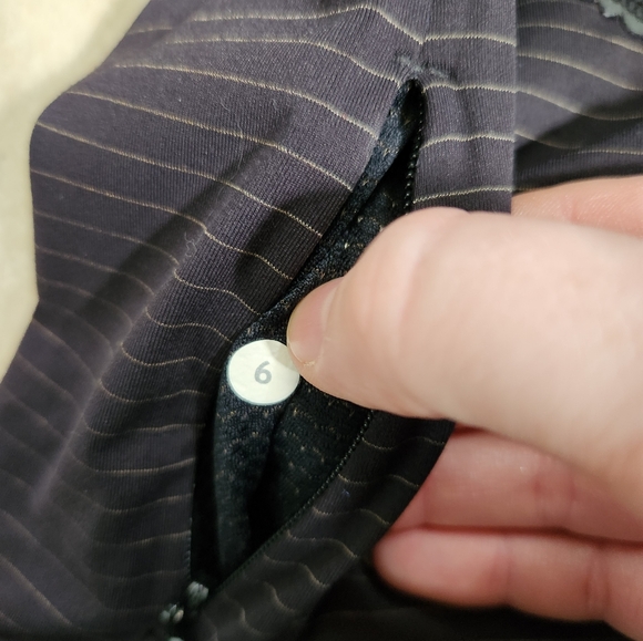 Lululemon Run For Gold 1/2 Zip - Size 6 - Picture 12 of 12